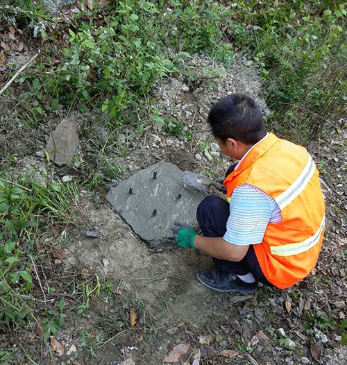 路灯基坑浇筑混凝土