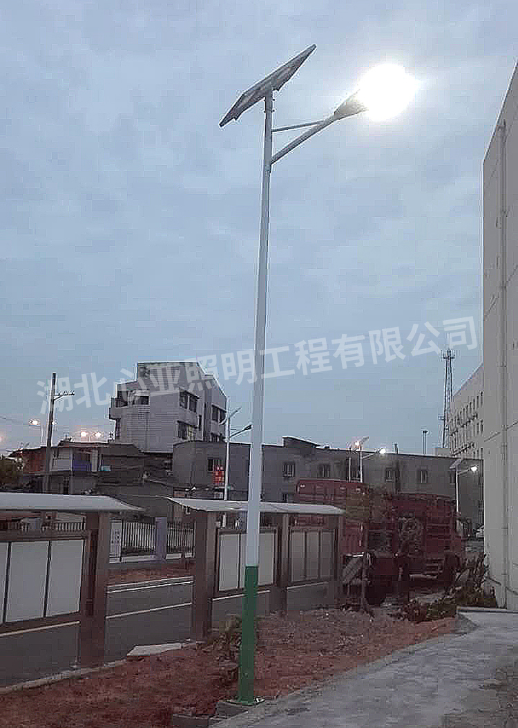 宜昌东站太阳能路灯效果