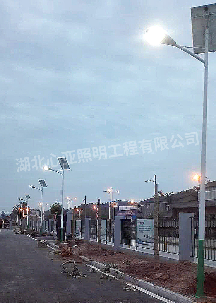 宜昌东站太阳能路灯效果3