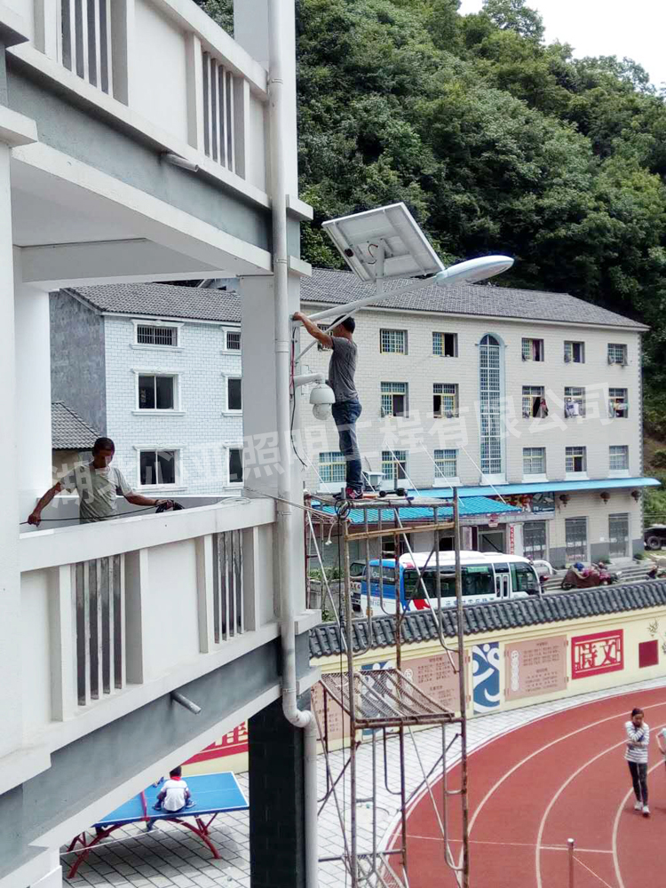 樟村坪向阳小学太阳能路灯安装现场3