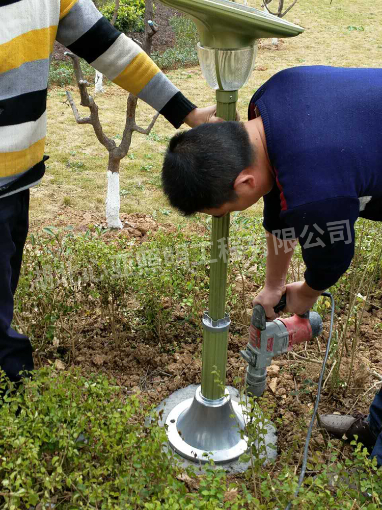 李家别墅太阳能宝莲灯安装现场2